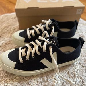 VEJA NOVA LOW-TOP BLACK CANVAS SHOES